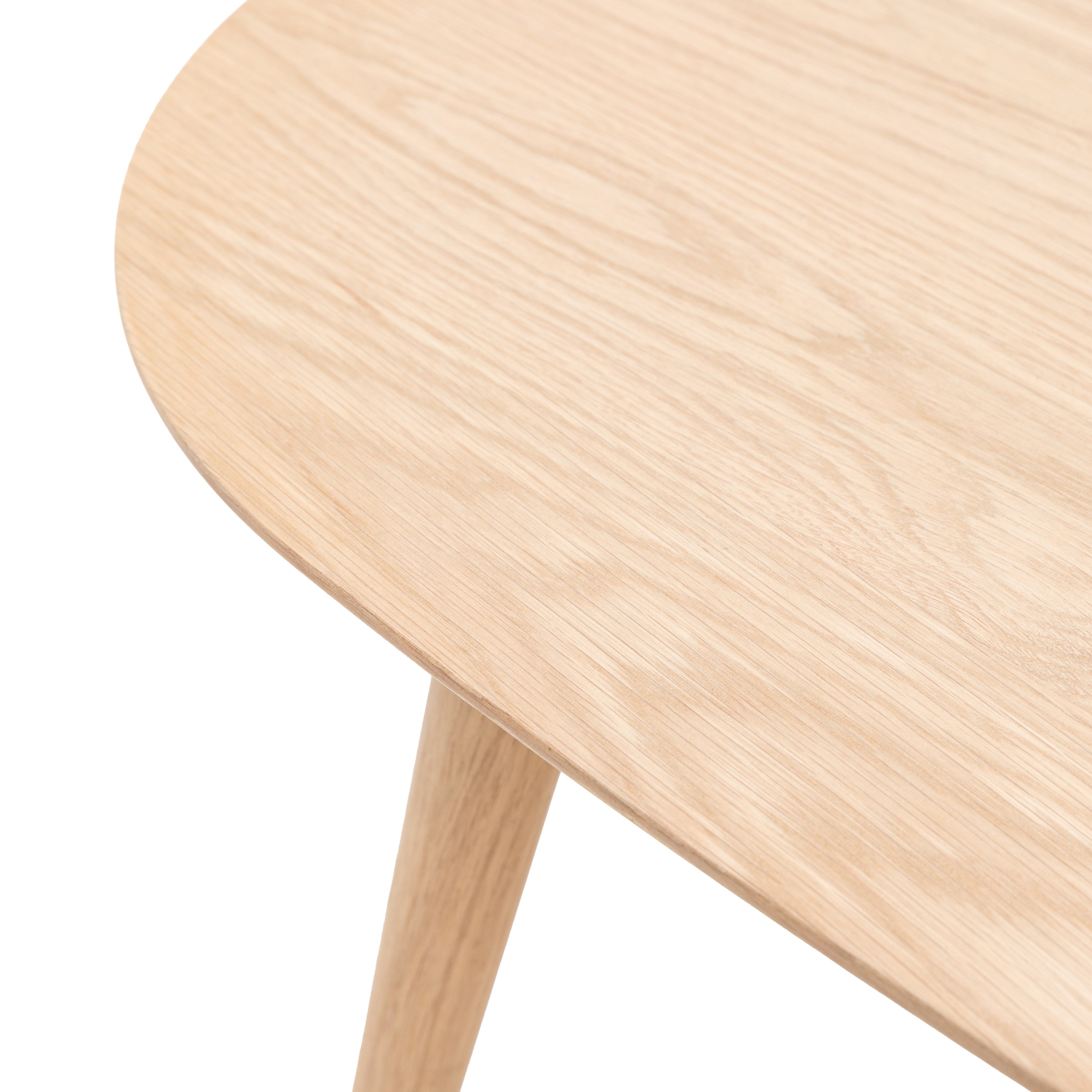Detailed view of the light wood grain on the corner of a contemporary table, highlighting craftsmanship.